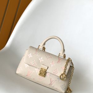 p560 Full-Leather Chain Handbag Season's New Arrival NANO MADELEINE Handbag This Nano Madeleine handbag bathes in the season's dreamlike hues, effortlessly elevating any look.Crafted from classic Monogram Empreinte leather with the signature S-lock closure, the LV Circle motif adorns the detachable chain strap. Generous interior space accommodates daily essentials, while multiple carrying options ensure effortless versatility. Dimensions: 12.5 x 6 x 21 cm.